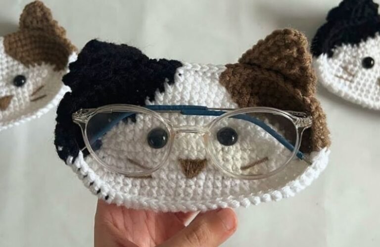 How to Crochet a Calico Cat Eyeglass Holder (Free Pattern) Crochet a Calico Cat Eyeglass Holder (Free Pattern)