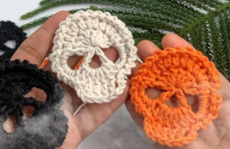 How to Crochet a Simple Halloween Skull (Free Pattern) Crochet a Simple Halloween Skull (Free Pattern)